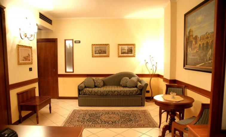 Ingresso Camera con Divano e Tavolo con Poltroncine