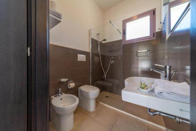 Bagno con ampia doccia Resort romantico Salento