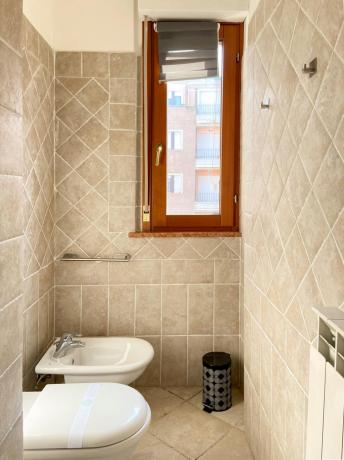 Bagno con finestra fornito di tutti i servizi