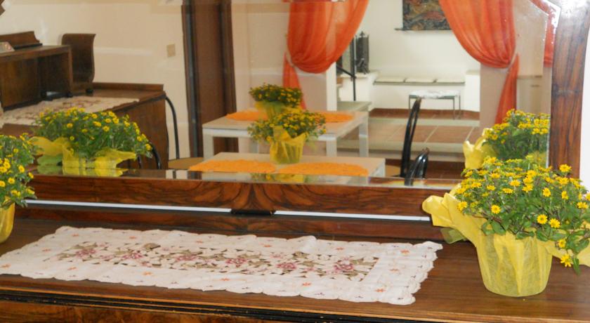 Sala interna romantica con camino Agriturismo Roma