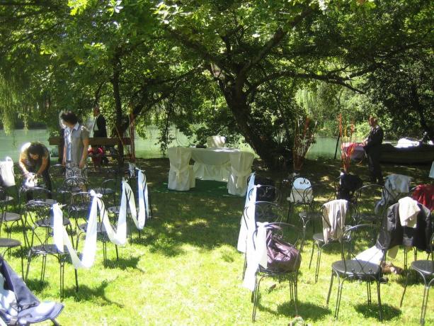Preparazione matrimonio nel giardino dell'hotel a Rivignano