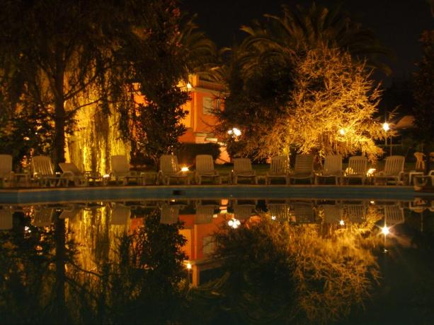 Piscina con solarium hotel porto Anzio 