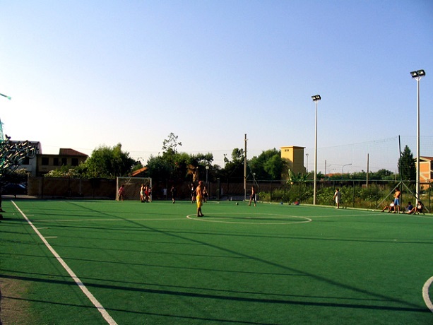 Villaggio con campo da calcio 