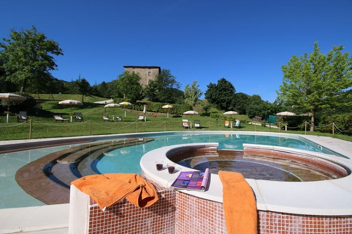 Piscina esterna idromassaggio in Casale per Gruppi 