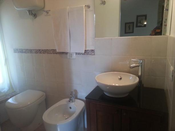 Bagno con asciugamani in agriturismo a Umbertide 