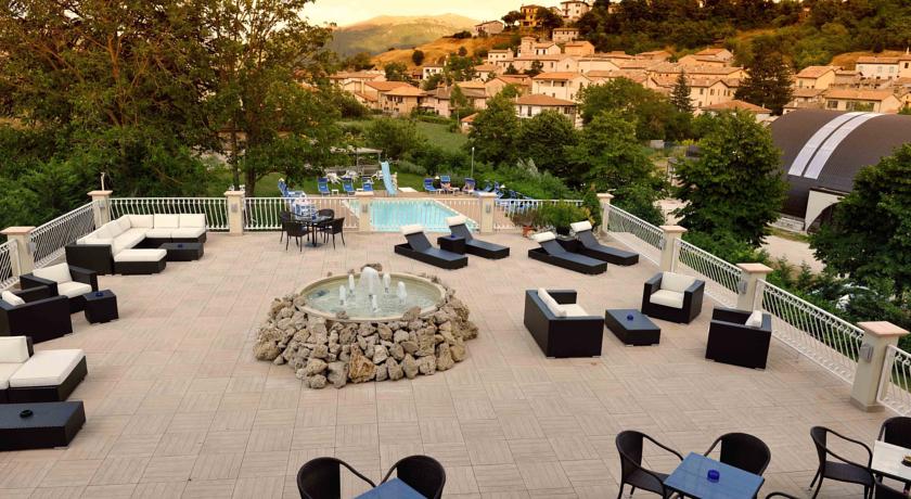 Hotel con piscina e solarium vicino Foligno 