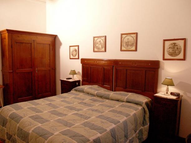 Camera matrimoniale stile rustico B&B nel Lazio