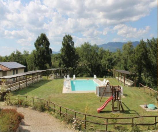 Piscina e giochi per bambini in Agriturismo Valdarno 