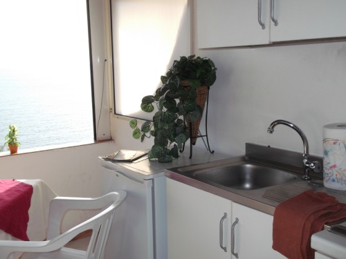 Appartamento con Angolo Cottura e Tavolo 