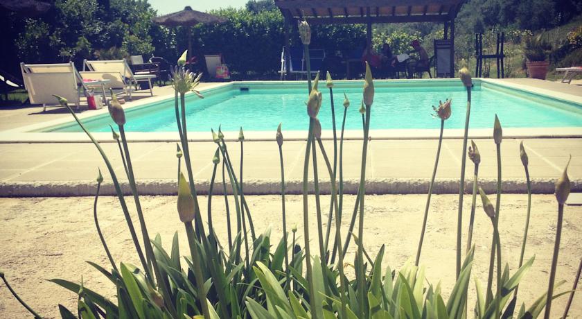 Piscina esterna dell'agriturismo