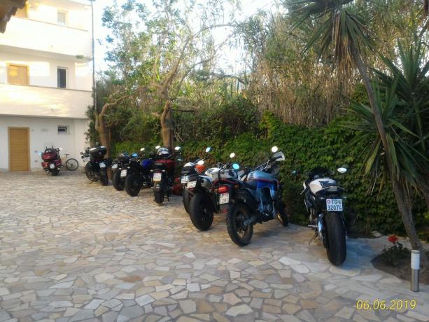 Parcheggio privato custodito auto e moto