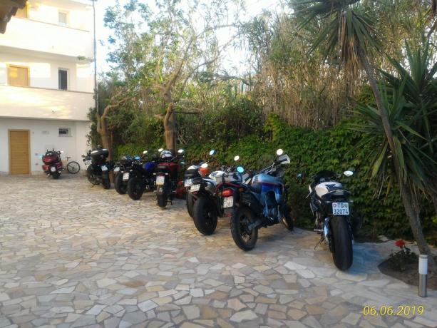 Parcheggio privato custodito auto e moto  