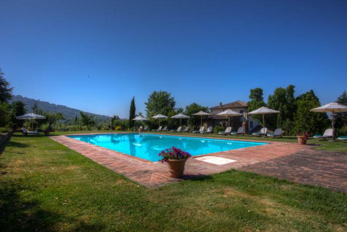 Grande Piscina esterna con attrezzature Toscana