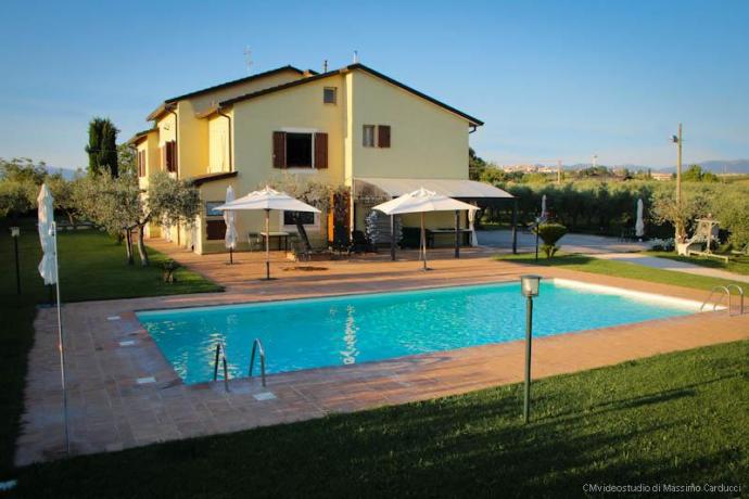 In collina al centro dell'umbria B&B con piscina, giochi per bambini, possibilità di affitto di tutto il casale per  15/20 persone