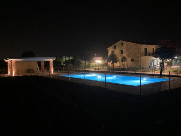 Casa Vacanze con piscina esterna di notte 