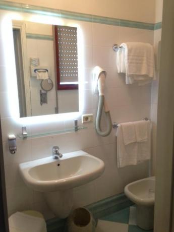 Bagno privato in camera hotel a Bibione