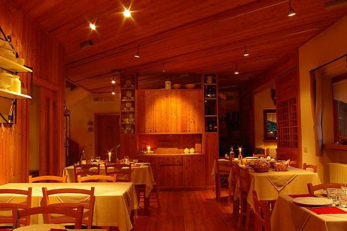 Sala ristorante agriturismo Parco Adamello Brenta a Giustino 