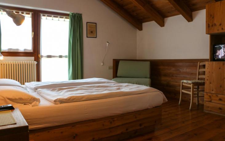 Camera matrimoniale agriturismo vicino Pinzolo