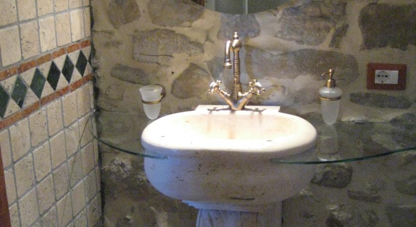 Particolare bagno parete in pietra