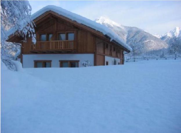 Agriturismo innevato a Giustino Parco Adamello Brenta 