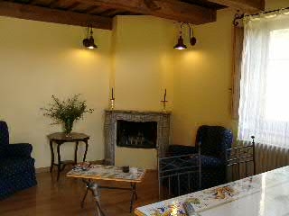 Living room with fireplace in Gubbio