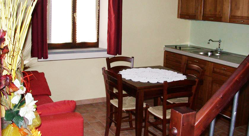 Salone con cucina e vista appartamento a Montecarrotto 