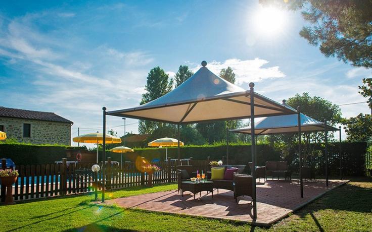 zona-relax-piscina-hotel-3stelle-Lago-Trasimeno
