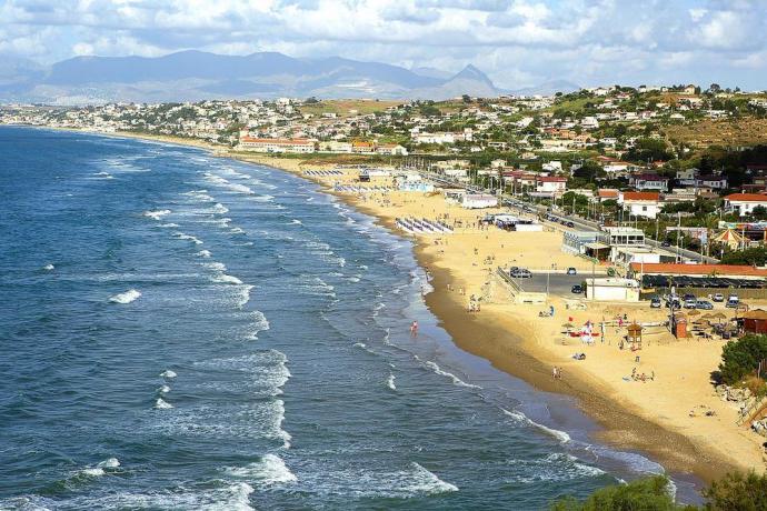 Spiaggia attrezzata a Castellammare del Golfo 