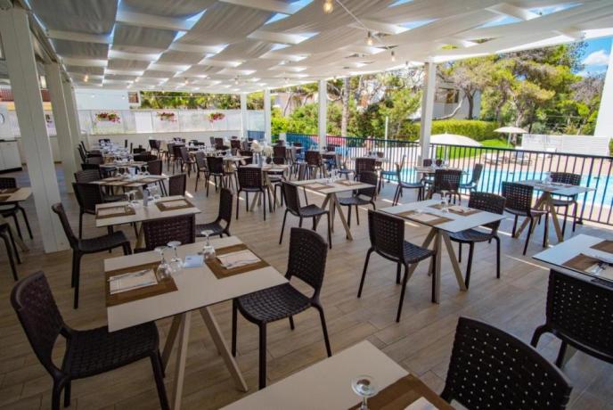 Ristorante con vista piscina per la colazione