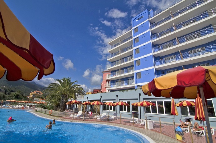 Centro Benessere, Fronte mare, a Loano villaggio con Campi da Beach Volley, di Calcetto fronte Spiaggia