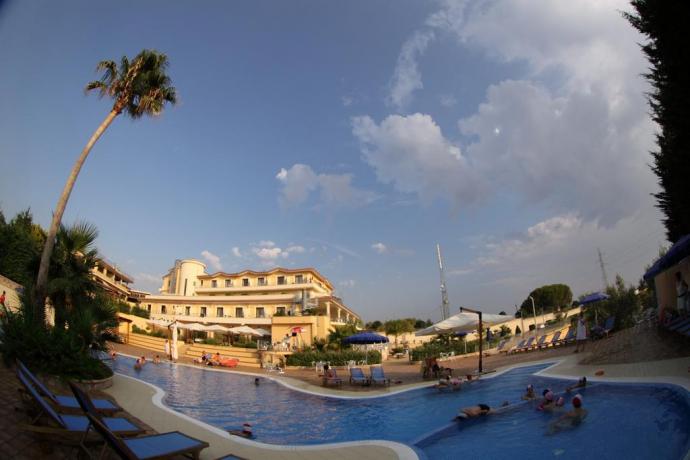 Piscina esterna hotel in Calabria 