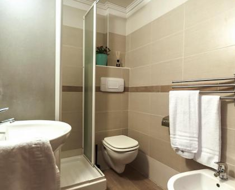 Camera con bagno in hotel a Minturno