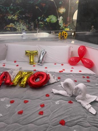 Allestimento Romantico in Camera con Jacuzzi
