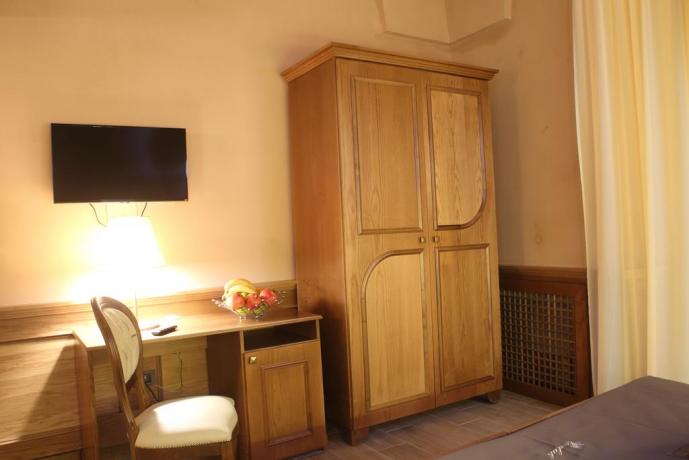 Tv e Armadio in camera all'hotel di Lecce