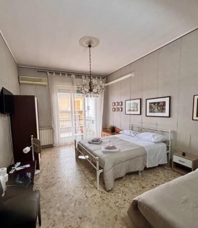 Camera con letto matrimoniale e lettino singolo