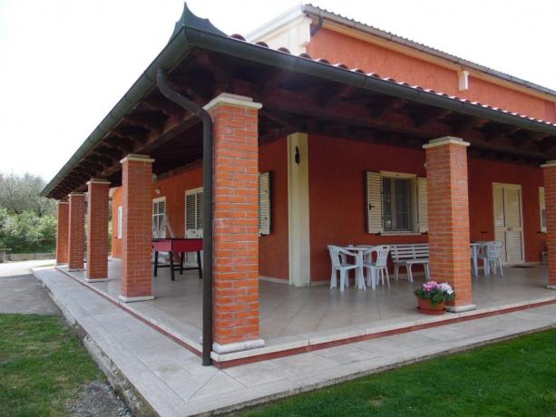 Portico con calcio balilla ideale per bambini agriturismo-maremma-toscana 