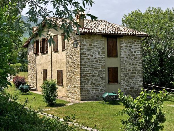 Casali immersi nel verde vicino Assisi 