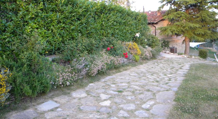 Vialetto esterno con giardino fiorito 