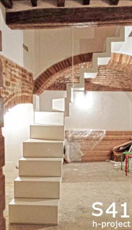 scala scatolare in acciaio verniciato RAL 9010