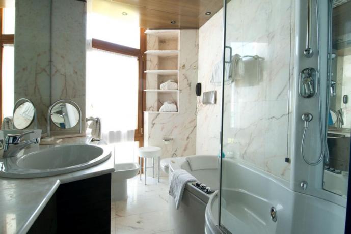 Bagno privato con idro resort in Puglia