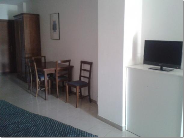 Salotto con Tavolo e Televisione in Depandance Villa-Magione