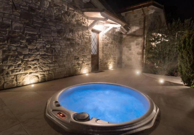 Vasca Idromassaggio SPA con acqua riscaldata e cromoterapia 