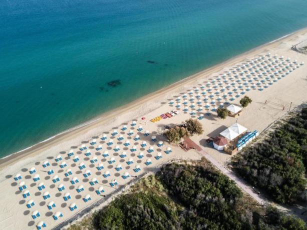Spiaggia attrezzata con bellissimo tratto di costa 