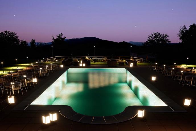 Vista notturna della Piscina in Villaggio Medioevale 