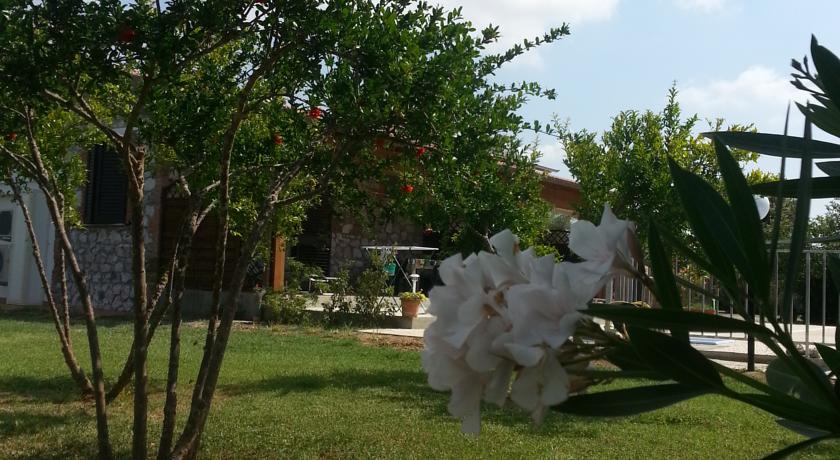 Agriturismo immerso nel verde con Piscina