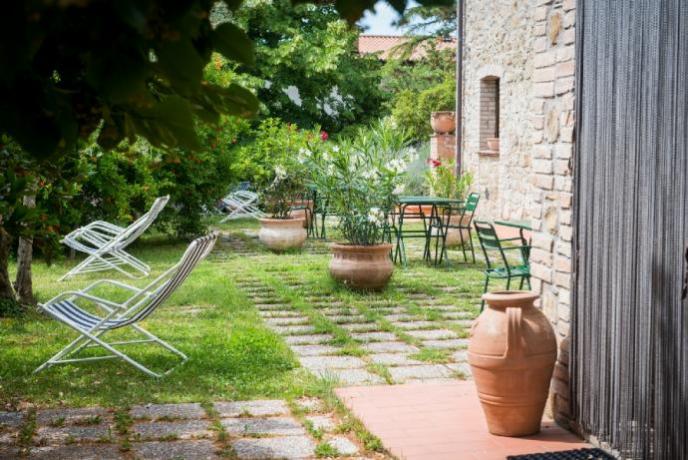 Casale con appartamenti sul Lago Trasimeno: Giardino