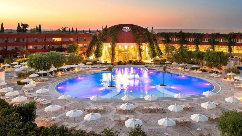 Offerta Speciale Agosto in  Pensione Completa in Hotel 4 stelle  in Puglia con Spiaggia Privata, SPA, Piscine, Ristoranti, Impianti Sportivi e Animazione con Centro Benessere o SPA