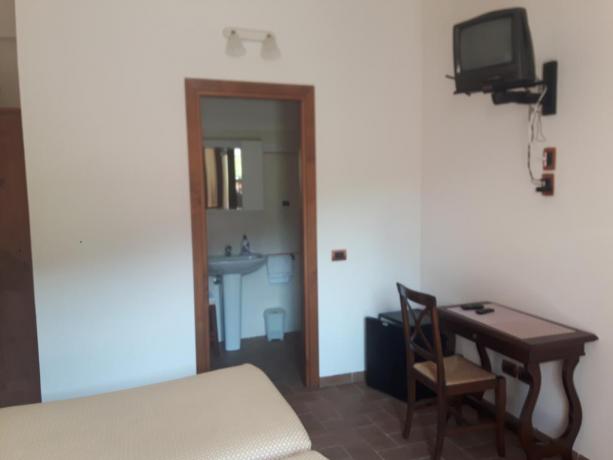 Camera con TV e bagno agriturismo a Ferentillo