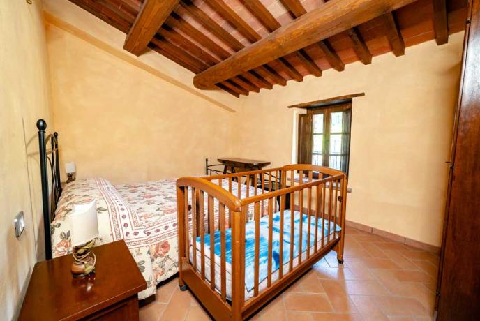 Camera da Letto con Culla-ideale-per-famiglie a San Venanzo-Umbria 