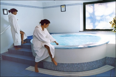 Hotel with Jacuzzi tub